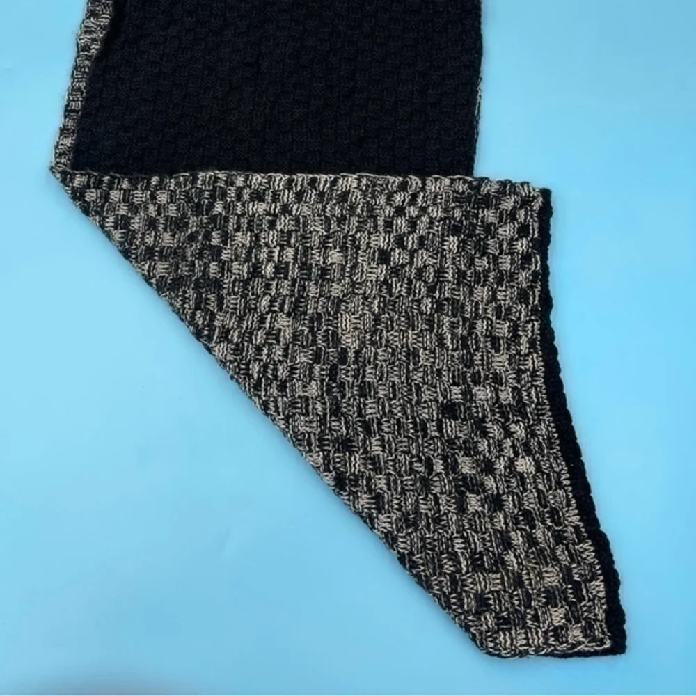 Black / White Knitted Winter Scarf